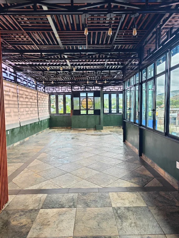 Terraza de LUMA con cubierta, ventanas y piso de loseta